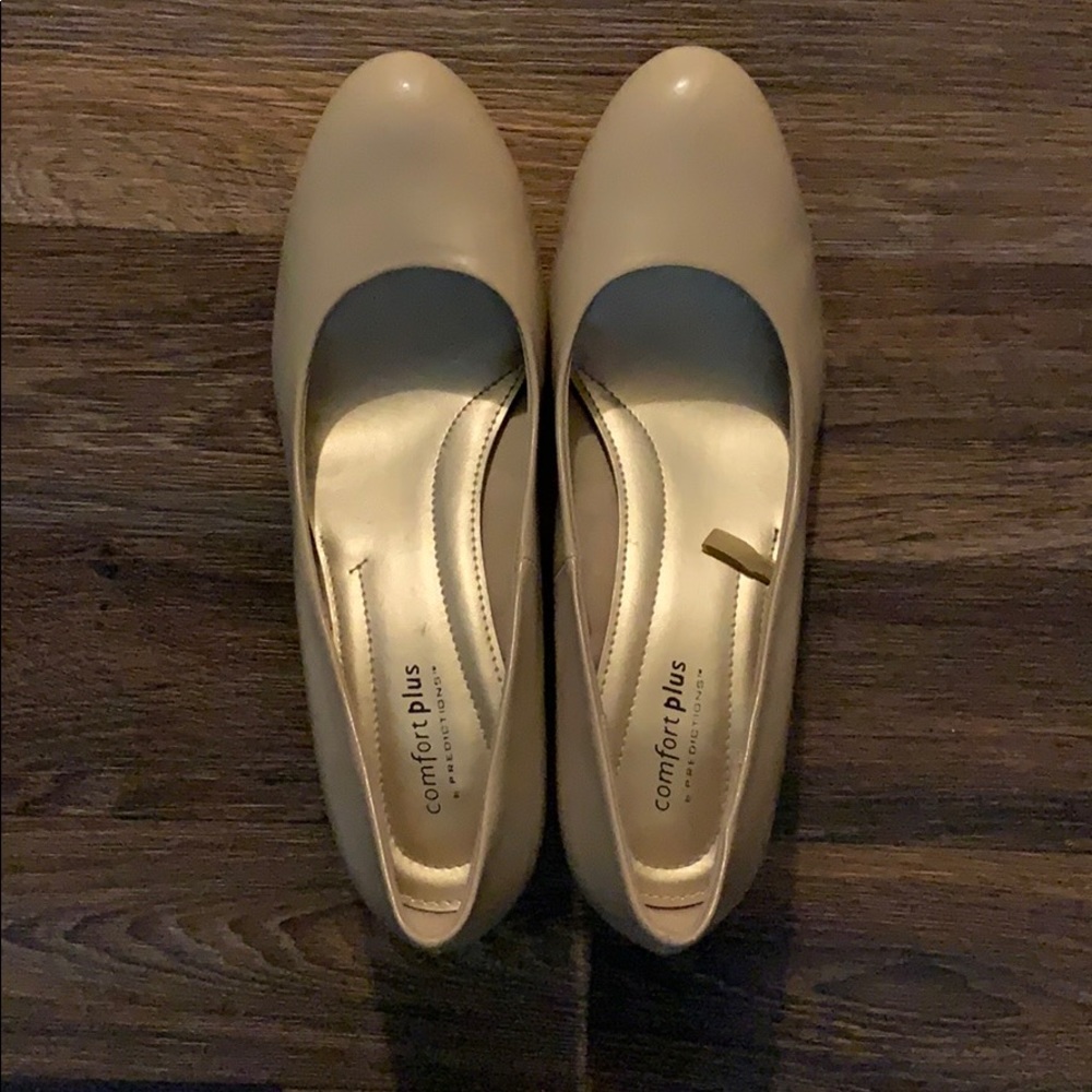 Nude pumps